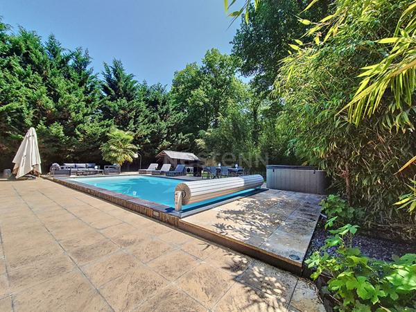 Lamorlaye Maison de 300m2 habitables, 8 pièces, piscine et parc de 4100 m²