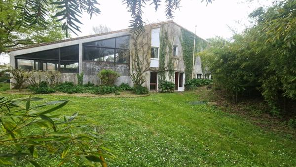 Maison - 11 pièces - 286 m²