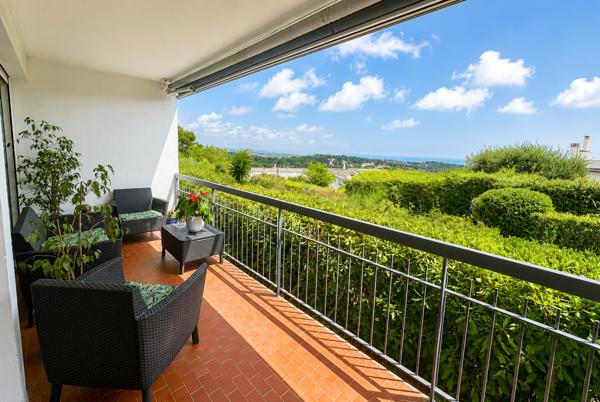 Appartement
         5 pièces
        - 105 m² Bien prestige 530 000 € *