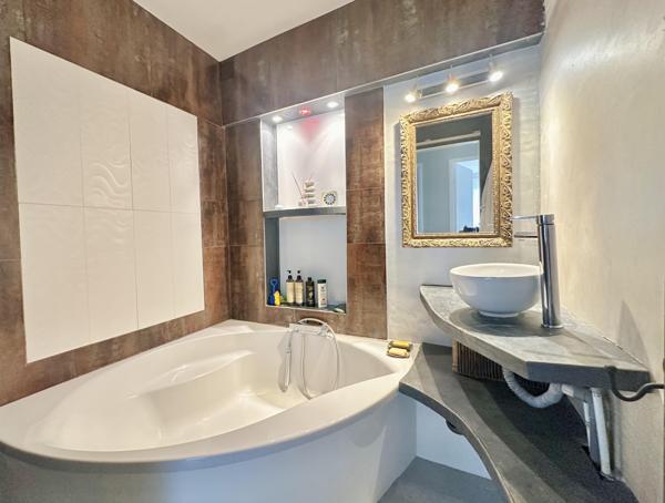 Appartement
         5 pièces
        - 105 m² Bien prestige 530 000 € *
