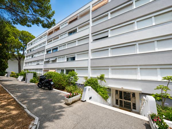 Appartement
         5 pièces
        - 105 m² Bien prestige 530 000 € *