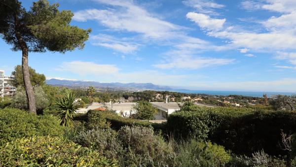 Appartement
         5 pièces
        - 105 m² Bien prestige 530 000 € *