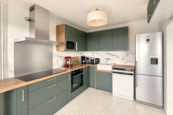 Appartement
         5 pièces
        - 105 m² Bien prestige 530 000 € *