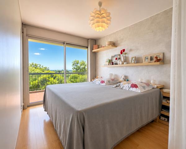 Appartement
         5 pièces
        - 105 m² Bien prestige 530 000 € *