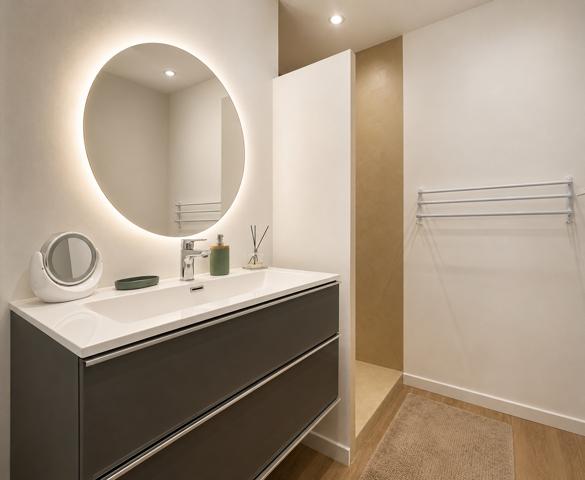 Appartement
         5 pièces
        - 105 m² Bien prestige 530 000 € *