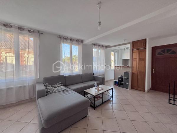 A proximité des commodités. Beau F2 vendu loué comprenant un séjour lumineux avec cuisine ouverte, une chambre, une salle d’eau + wc. Un jardin privatif, une place de parking, un grenier et une cave partagée. Idéal investissement locatif : loyer 620€ mensuel