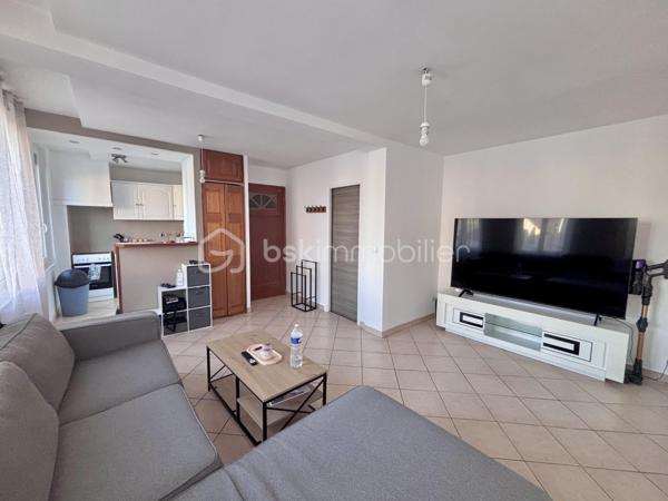 A proximité des commodités. Beau F2 vendu loué comprenant un séjour lumineux avec cuisine ouverte, une chambre, une salle d’eau + wc. Un jardin privatif, une place de parking, un grenier et une cave partagée. Idéal investissement locatif : loyer 620€ mensuel
