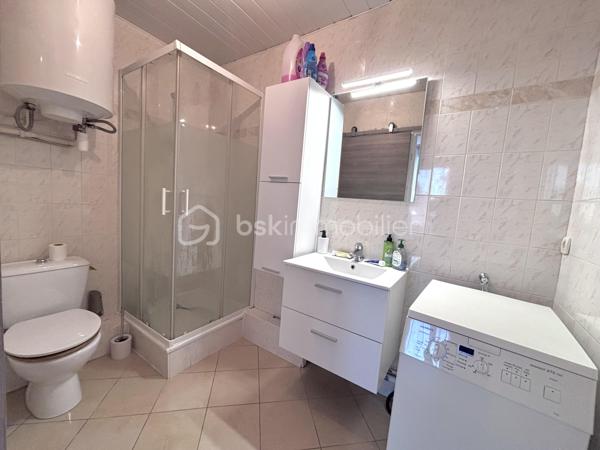 A proximité des commodités. Beau F2 vendu loué comprenant un séjour lumineux avec cuisine ouverte, une chambre, une salle d’eau + wc. Un jardin privatif, une place de parking, un grenier et une cave partagée. Idéal investissement locatif : loyer 620€ mensuel