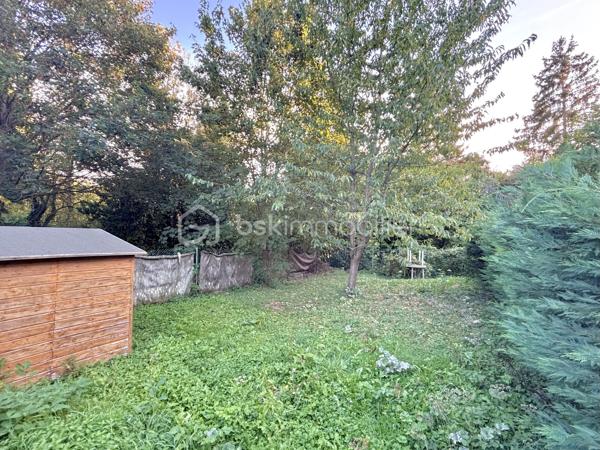 A proximité des commodités. Beau F2 vendu loué comprenant un séjour lumineux avec cuisine ouverte, une chambre, une salle d’eau + wc. Un jardin privatif, une place de parking, un grenier et une cave partagée. Idéal investissement locatif : loyer 620€ mensuel