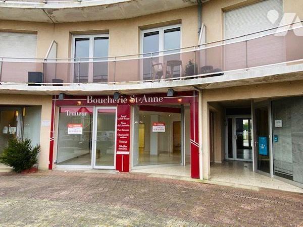 A VENDRE -Dans le Trégor, à TREGASTEL, Centre-ville, proche mer, Murs commerciaux de 68.75m² li...