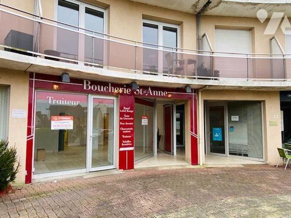 A VENDRE -Dans le Trégor, à TREGASTEL, Centre-ville, proche mer, Murs commerciaux de 68.75m² li...