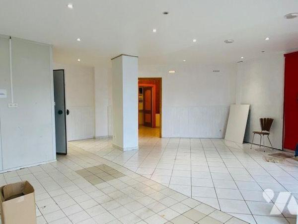 A VENDRE -Dans le Trégor, à TREGASTEL, Centre-ville, proche mer, Murs commerciaux de 68.75m² li...