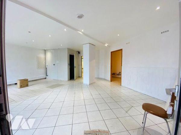 A VENDRE -Dans le Trégor, à TREGASTEL, Centre-ville, proche mer, Murs commerciaux de 68.75m² li...