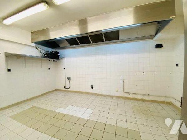 A VENDRE -Dans le Trégor, à TREGASTEL, Centre-ville, proche mer, Murs commerciaux de 68.75m² li...