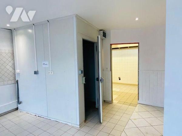A VENDRE -Dans le Trégor, à TREGASTEL, Centre-ville, proche mer, Murs commerciaux de 68.75m² li...