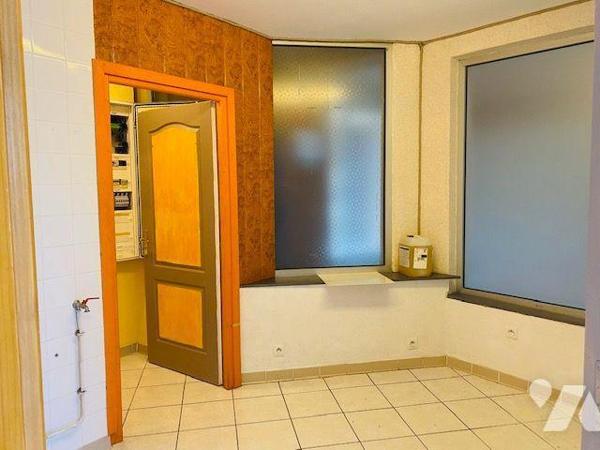 A VENDRE -Dans le Trégor, à TREGASTEL, Centre-ville, proche mer, Murs commerciaux de 68.75m² li...