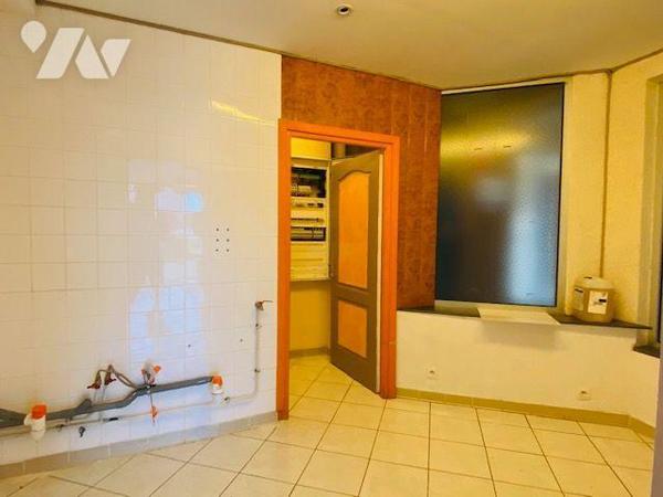 A VENDRE -Dans le Trégor, à TREGASTEL, Centre-ville, proche mer, Murs commerciaux de 68.75m² li...