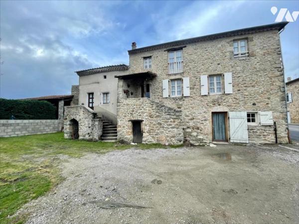 Ensemble immobilier en pierres