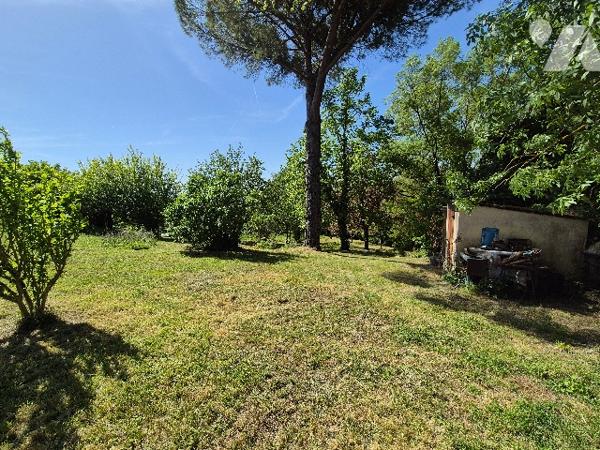 ISLE JOURDAIN (32600), Terrain de 1200m².