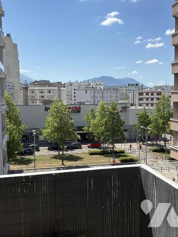 Grenoble prox centre, 2P+C, asc, balcon plein sud – Résidence Le Saint‑Germain.