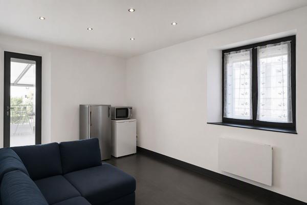 Appartement 2 pièces de 38 m2 rénové à proximité du centre ville avec une grande terrasse, une cave et un grand garage