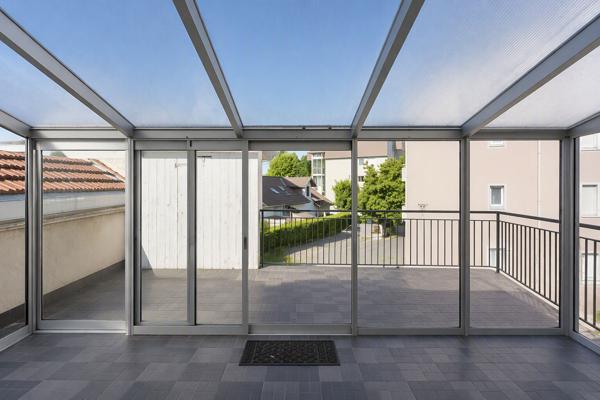 Appartement 2 pièces de 38 m2 rénové à proximité du centre ville avec une grande terrasse, une cave et un grand garage