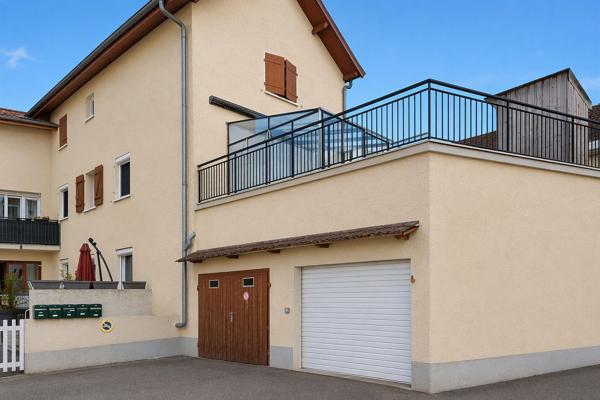 Appartement 2 pièces de 38 m2 rénové à proximité du centre ville avec une grande terrasse, une cave et un grand garage
