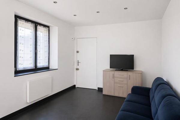 Appartement 2 pièces de 38 m2 rénové à proximité du centre ville avec une grande terrasse, une cave et un grand garage