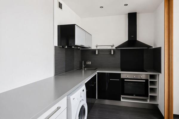 Appartement 2 pièces de 38 m2 rénové à proximité du centre ville avec une grande terrasse, une cave et un grand garage