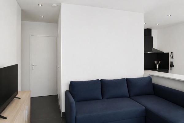 Appartement 2 pièces de 38 m2 rénové à proximité du centre ville avec une grande terrasse, une cave et un grand garage