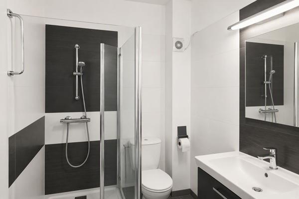 Appartement 2 pièces de 38 m2 rénové à proximité du centre ville avec une grande terrasse, une cave et un grand garage