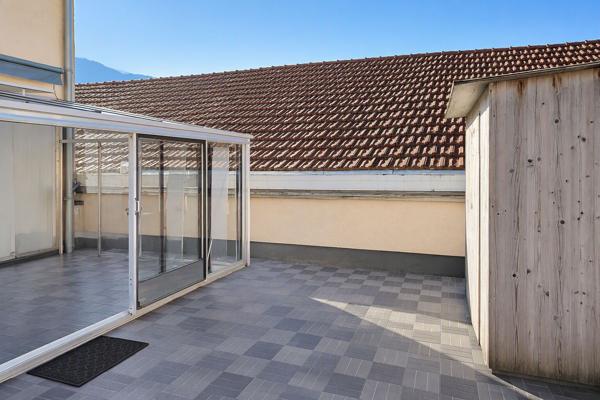 Appartement 2 pièces de 38 m2 rénové à proximité du centre ville avec une grande terrasse, une cave et un grand garage