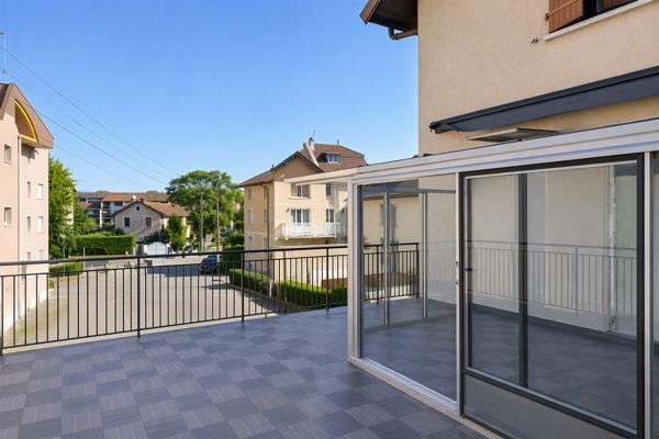 Appartement 2 pièces de 38 m2 rénové à proximité du centre ville avec une grande terrasse, une cave et un grand garage