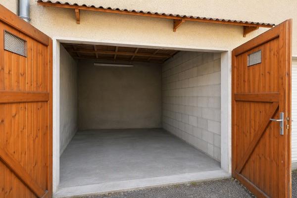 Appartement 2 pièces de 38 m2 rénové à proximité du centre ville avec une grande terrasse, une cave et un grand garage