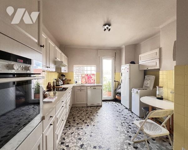 Coeur 6ème, T5 de 120 m² en étage élevé avec balcon cave et garage - 3 chambres possibilité 4.