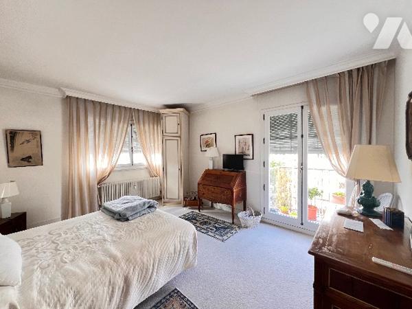 Coeur 6ème, T5 de 120 m² en étage élevé avec balcon cave et garage - 3 chambres possibilité 4.