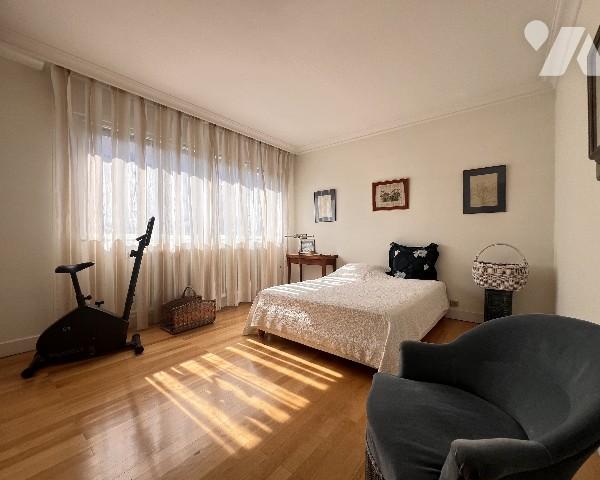 Coeur 6ème, T5 de 120 m² en étage élevé avec balcon cave et garage - 3 chambres possibilité 4.