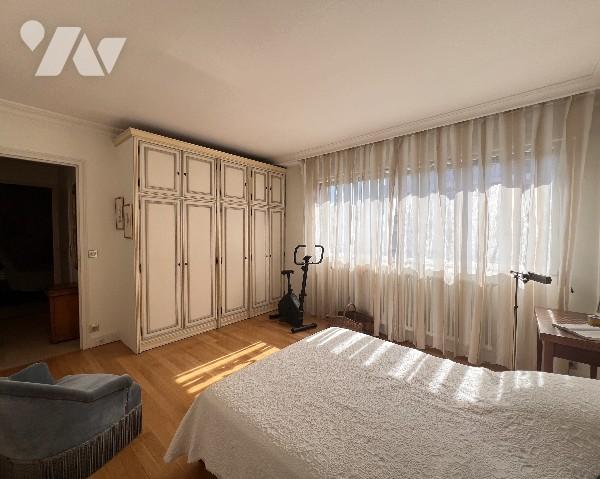 Coeur 6ème, T5 de 120 m² en étage élevé avec balcon cave et garage - 3 chambres possibilité 4.