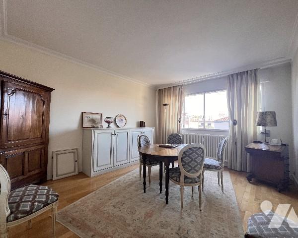 Coeur 6ème, T5 de 120 m² en étage élevé avec balcon cave et garage - 3 chambres possibilité 4.