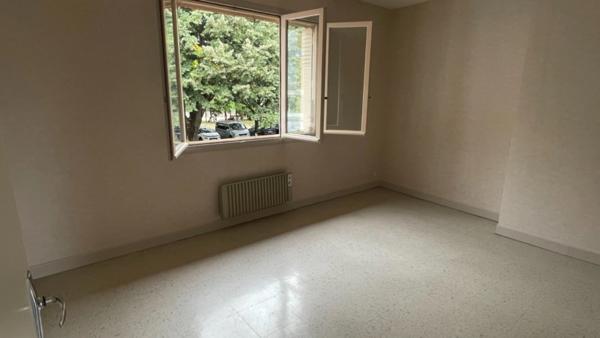 Tarbes centre ville proche commerces ,maison de ville 120M2 habitables, avec 4 chambres, Garage, terrain sans vis à vis