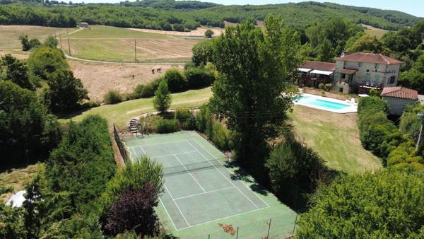 Double maison avec maison d'amis, piscine, tennis à la campagne.