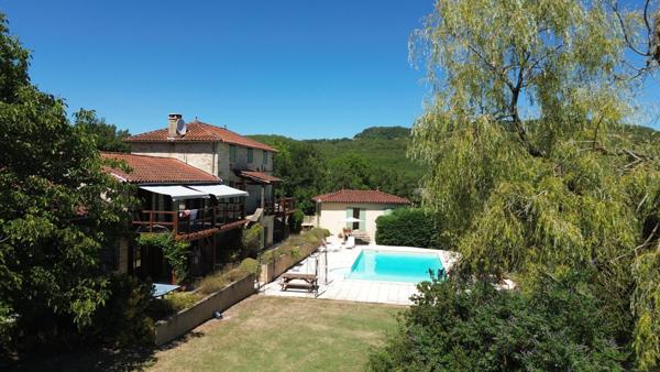 Double maison avec maison d'amis, piscine, tennis à la campagne.