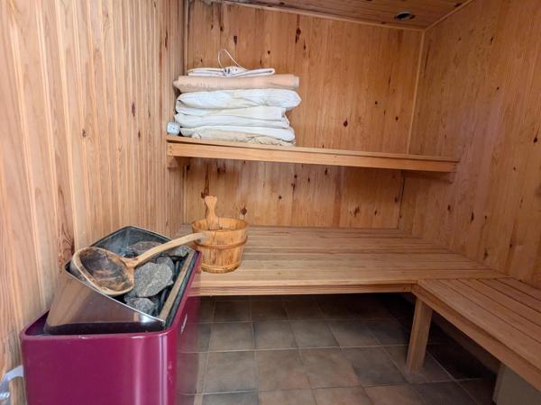 Double maison avec maison d'amis, piscine, tennis à la campagne.