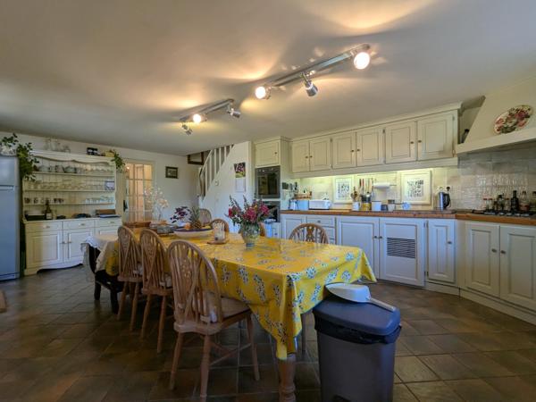 Double maison avec maison d'amis, piscine, tennis à la campagne.