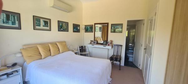 Double maison avec maison d'amis, piscine, tennis à la campagne.