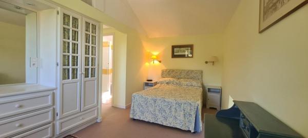 Double maison avec maison d'amis, piscine, tennis à la campagne.