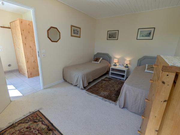 Double maison avec maison d'amis, piscine, tennis à la campagne.