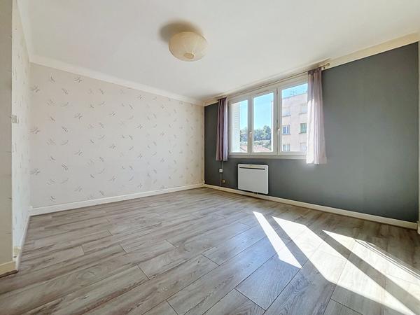 Appartement Livron Sur Drome T3 Dde 60 m², dernier étage, 2 chambres, très bon  état.