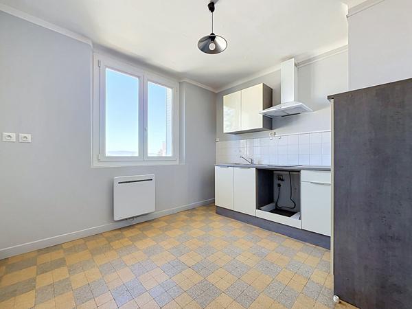 Appartement Livron Sur Drome T3 Dde 60 m², dernier étage, 2 chambres, très bon  état.