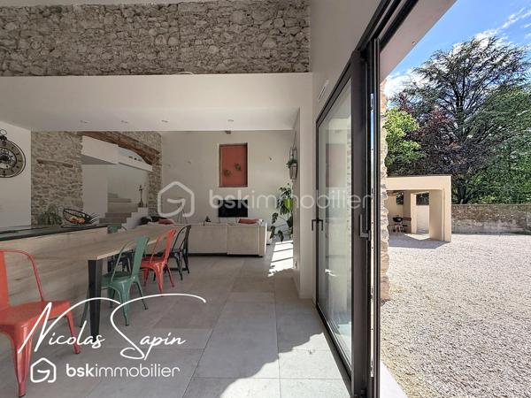 Vif, Exclusif sur la plaine de Reymure avec Nicolas SAPIN(ei)  Possibilité d'acquérir une parcelle de 930M2 attenante avec un garage et deux annexes pour du stockage!
Venez poser vos valises dans cette belle maison de caractère entièrement rénovée, à proximité immédiate de l'école élémentaire.
Vous saurez apprécier les volumes et la qualité des matériaux qui en font une maison coup de coeur!
Vous disposerez d'une grande pièce de vie baignée de luminosité avec cuisine entièrement équipée donnant accès à l'extérieur par de belles baies vitrées.
Egalement de plain-pied, 4 chambres avec dressing, une buanderie, une salle de bain avec douche et WC séparé.
A l'étage, une suite parentale avec dressing et douche de plus de 35m2.
Pour votre confort: Menuiseries aluminium, BSO électrique, pompe à chaleur air/eau, climatisation, volets électriques, chauffage au sol.
Une grande cave voutée de 55m2 complète ce bien rare à la vente. 
Vous disposerez de places de parking devant la maison et un abri ouvert pour du stockage. 
Vidéo disponible sur demande.